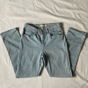 Levi's Classic Straight Jeans Size 6 Blue Light Wash Denim EUC Worn 2X Women's